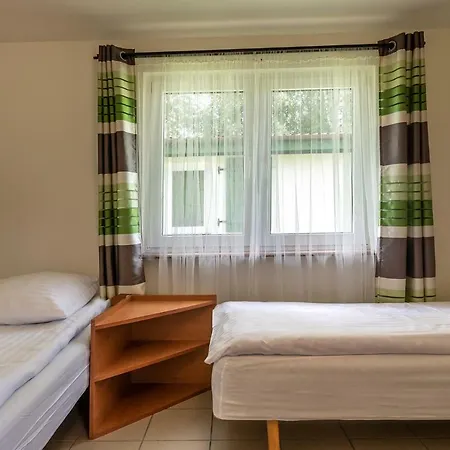 ホリデーパーク Osrodek Wczasowy Wodnik オストロボ